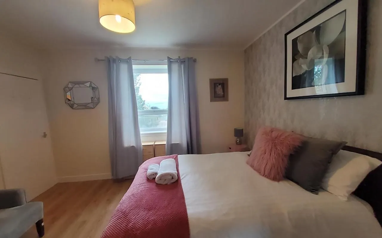Aberdeen Sensational Stay: 4-Bedroom Serviced Apartment on Bedford Avenue United Kingdom
