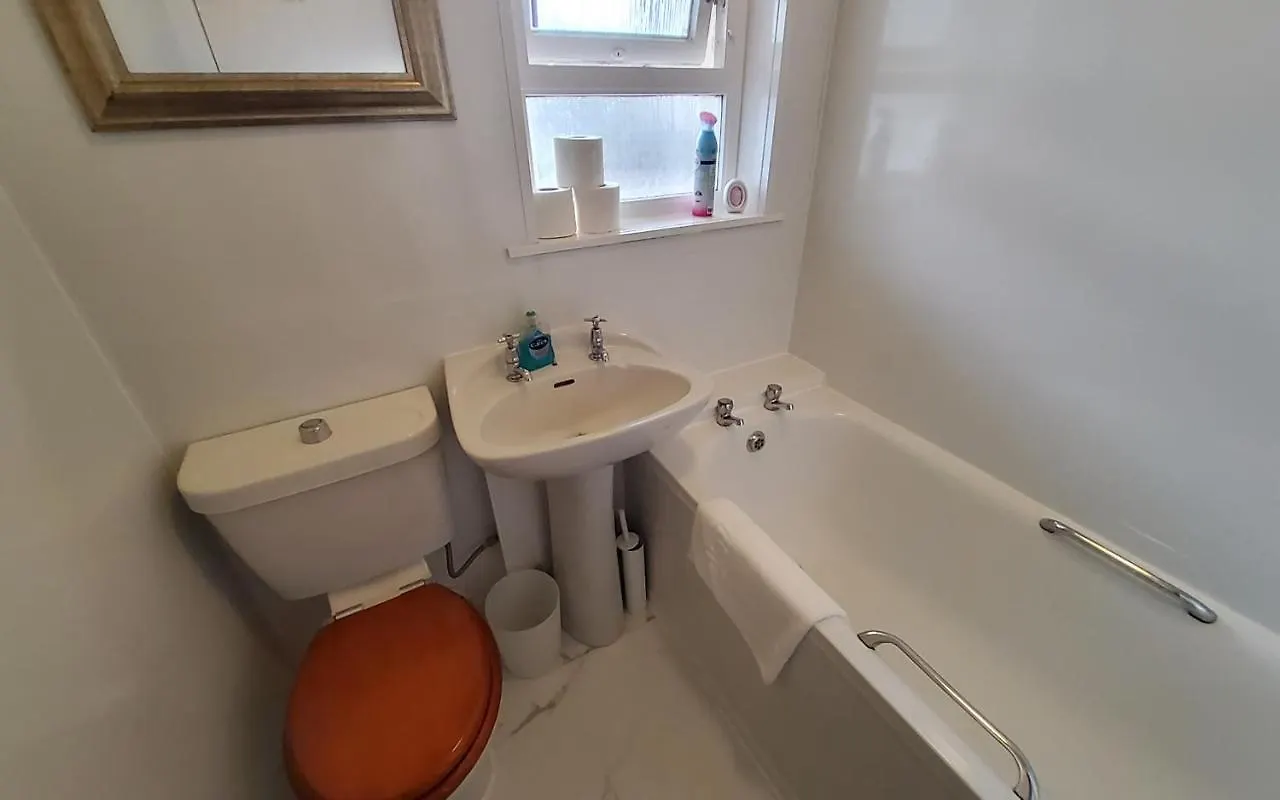Aberdeen Sensational Stay: 4-Bedroom Serviced Apartment on Bedford Avenue