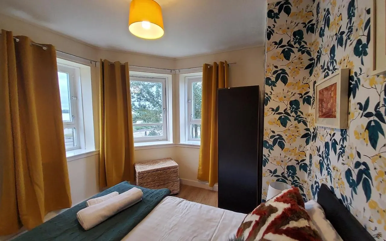 Aberdeen Sensational Stay: 4-Bedroom Serviced Apartment on Bedford Avenue