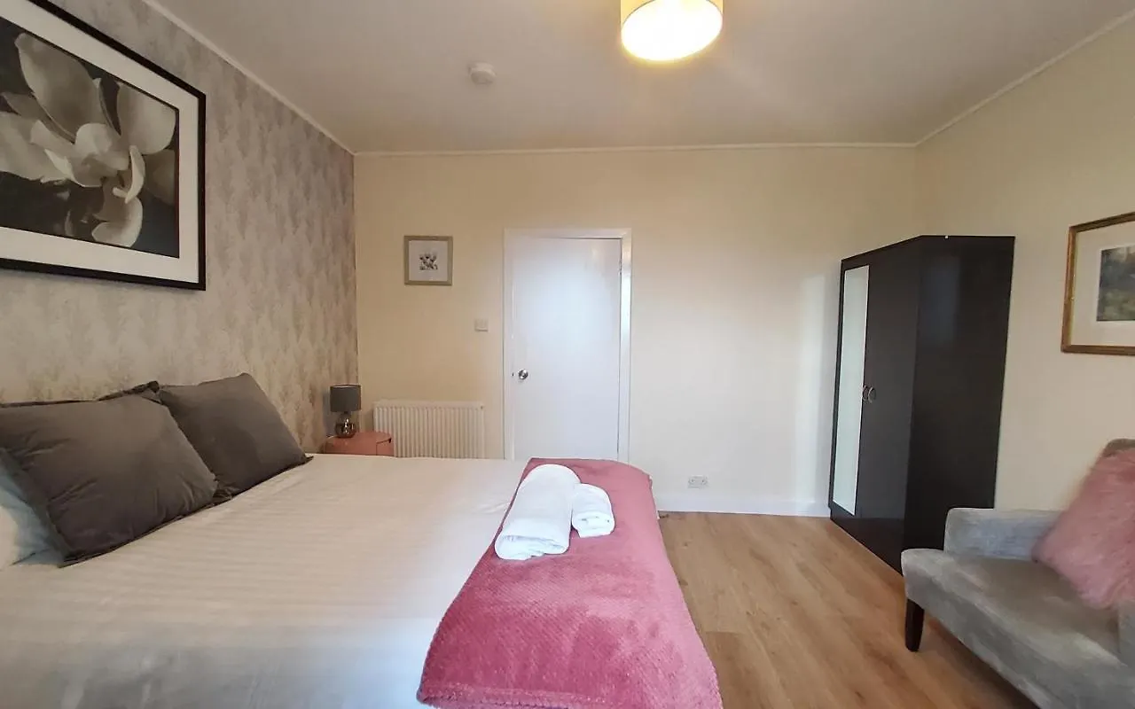 Aberdeen Sensational Stay: 4-Bedroom Serviced Apartment on Bedford Avenue