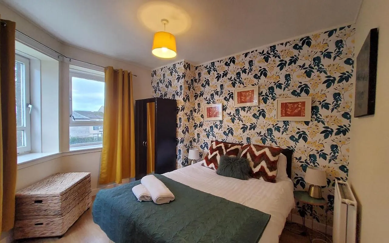 Aberdeen Sensational Stay: 4-Bedroom Serviced Apartment on Bedford Avenue