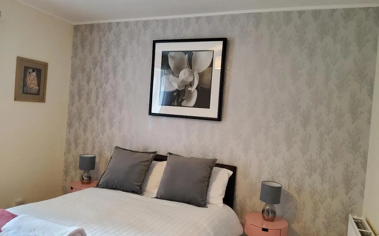 Aberdeen Sensational Stay: 4-Bedroom Serviced Apartment on Bedford Avenue 0*,  United Kingdom