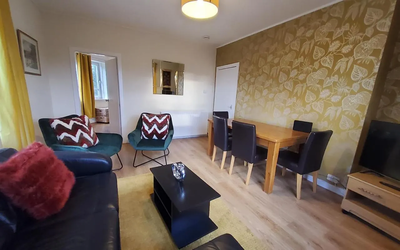 Aberdeen Sensational Stay: 4-Bedroom Serviced Apartment on Bedford Avenue